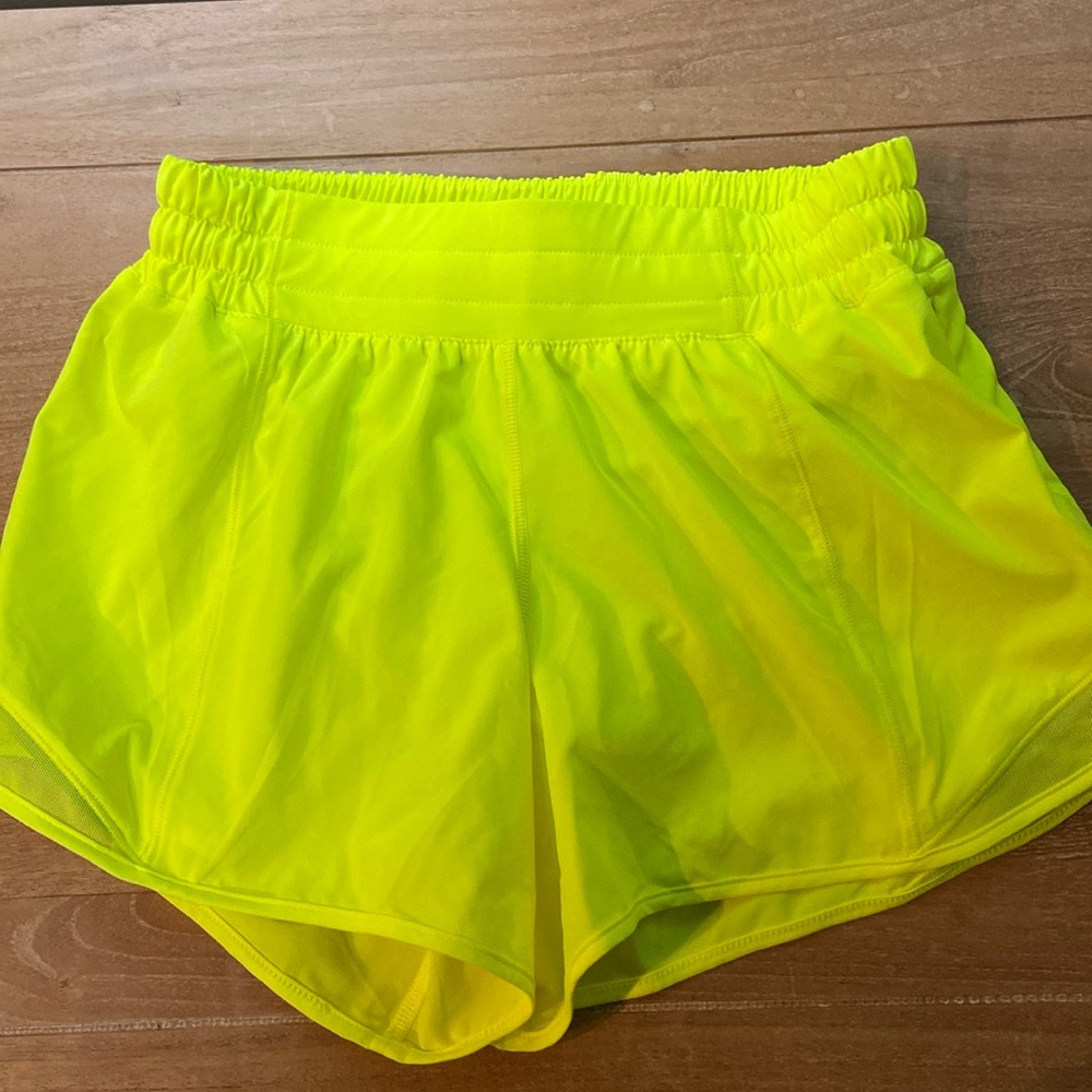 Lululemon Athletica NWOT Neon Yellow 2.5” lined shorts